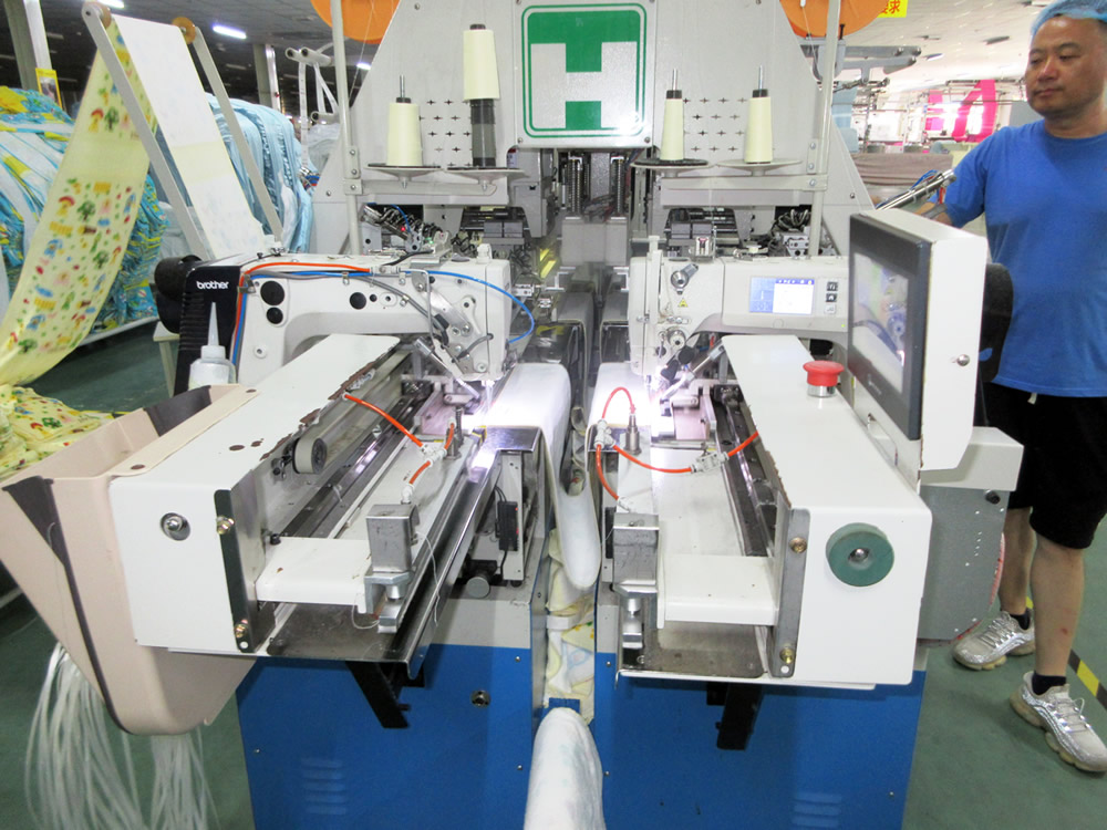 タオルの自動縫製機械